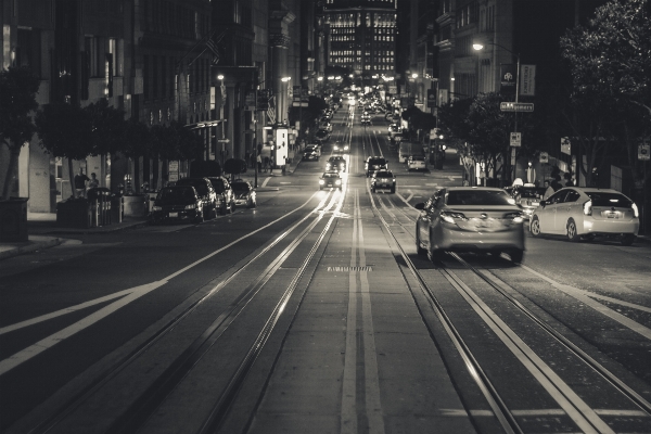 Foto Hitam dan putih
 jalan lalu lintas malam