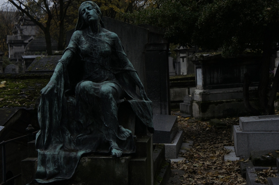 Paris stein monument statue