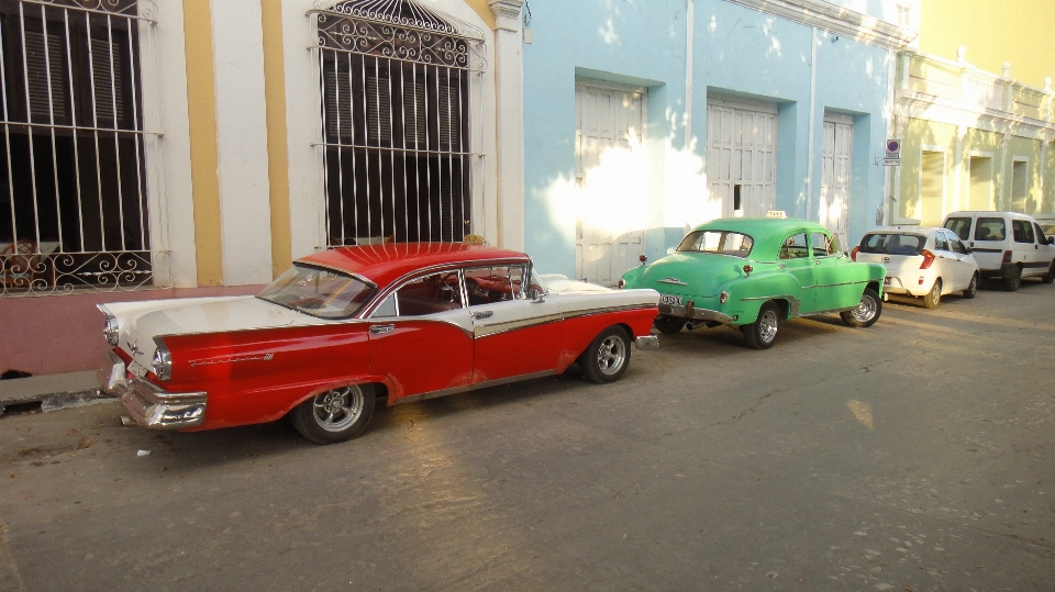 Auto verde rojo vehículo