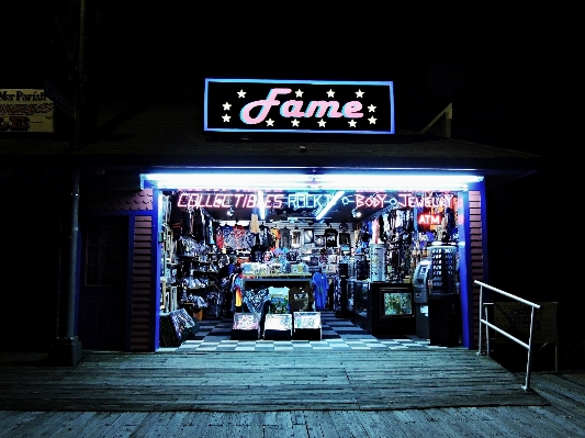 夜 建物 バー サイン 写真