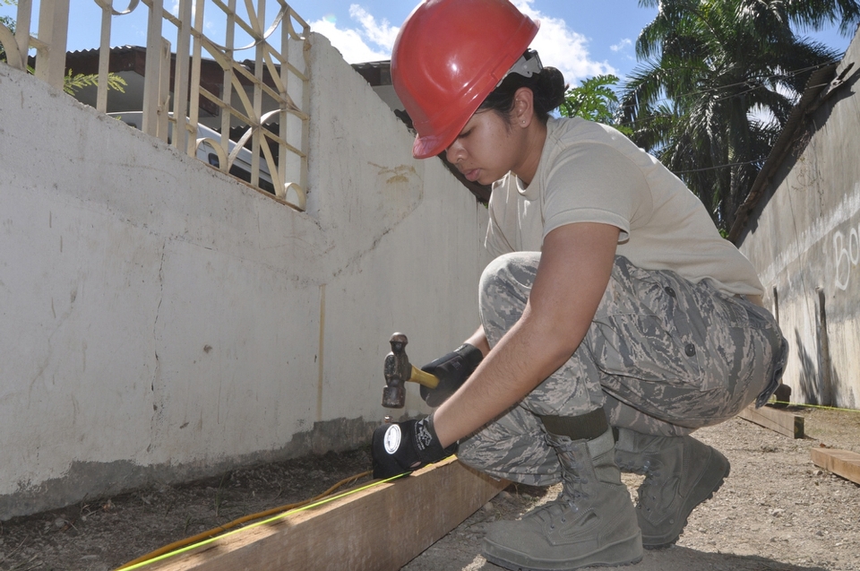 Mulher prédio asfalto
 construção