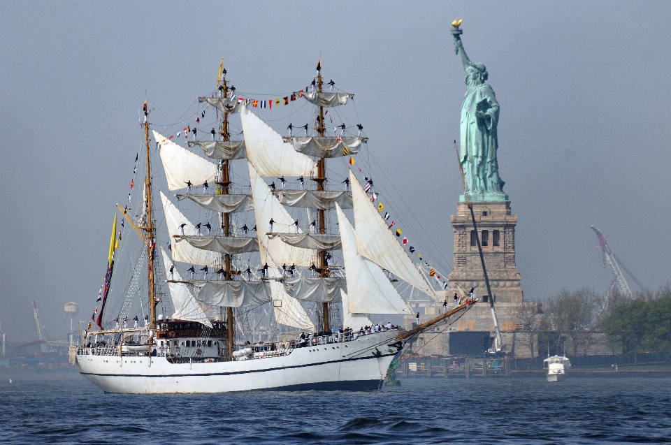 Mare barca new york nave