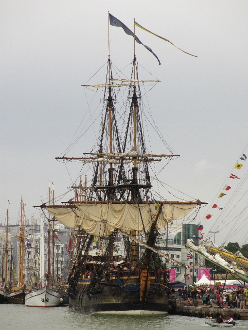 Mar barco enviar veículo