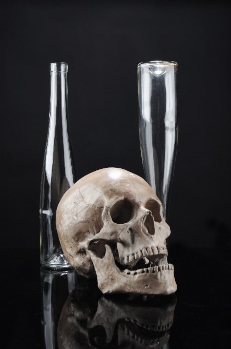 Contrast bottle skull material