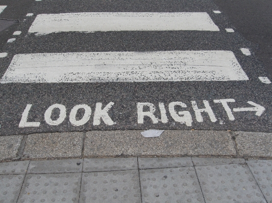 Photo Route circulation rue trottoir
