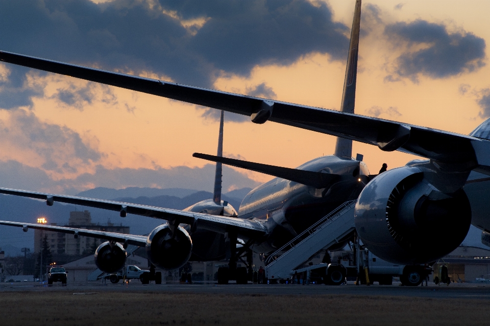 Atardecer aeropuerto avión aeronave