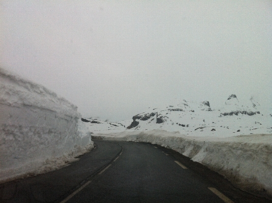 山 雪 冬天 路 照片