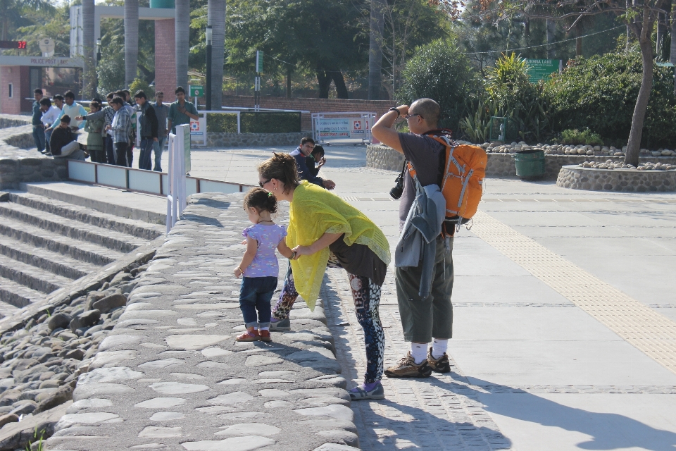 Peatonal caminando mujer camino