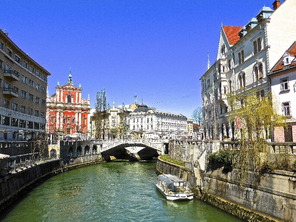 Paesaggio acqua architettura cielo