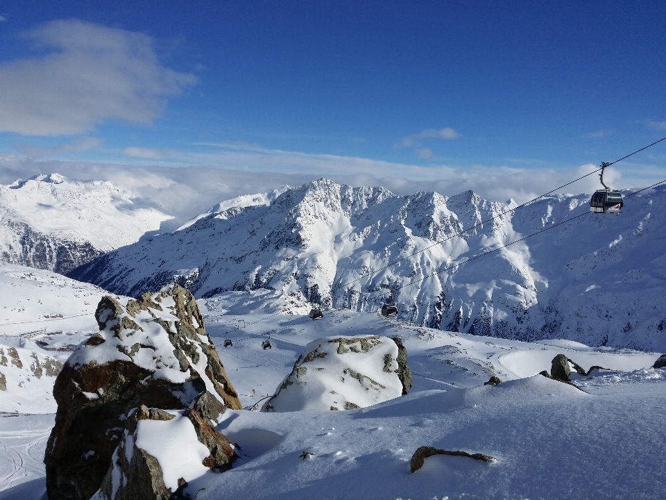 Paesaggio natura montagna nevicare