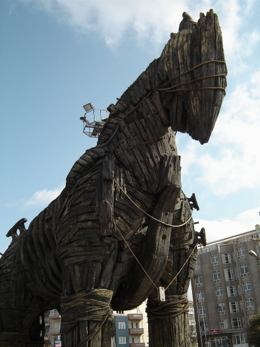 Rock monument voyage statue