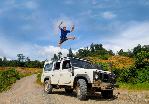 Foto Orang mobil petualangan melompat