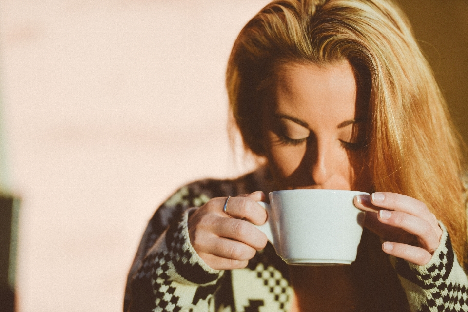 Mano persona caffè ragazza