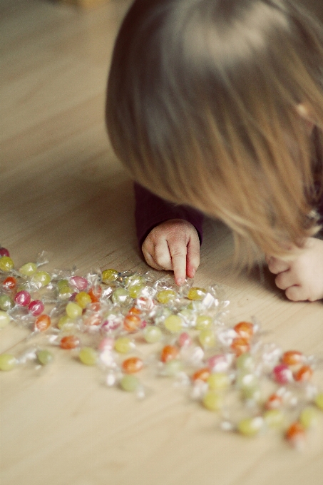 Hand mädchen spielen blume