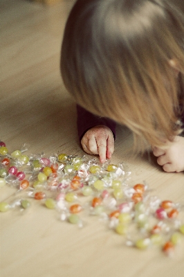 Hand girl play flower Photo