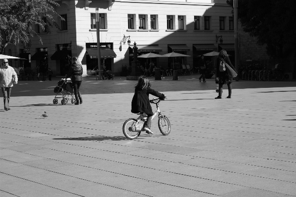 Foto Pedone bianco e nero
 ragazza strada