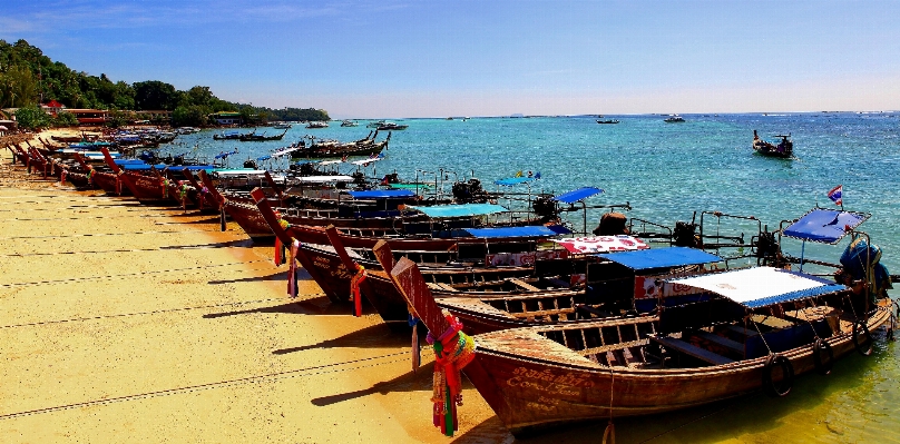 Foto Pantai laut pesisir kapal