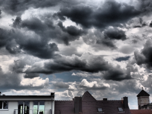 Foto Awan hitam dan putih
 langit sinar matahari