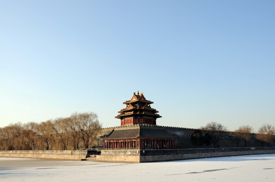 Silhouette winter monument tower