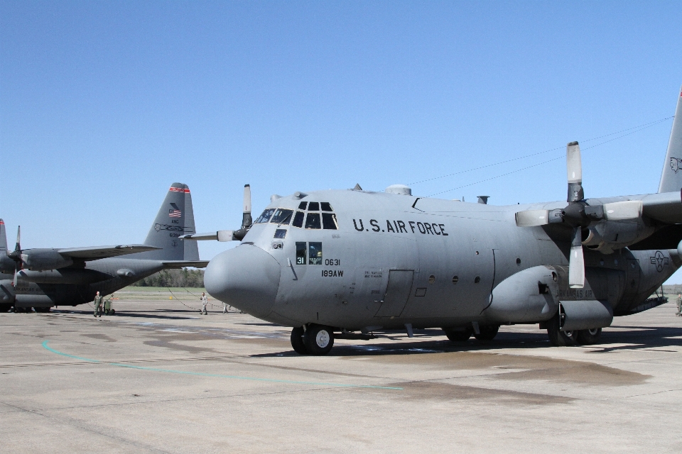 En volant avion militaire transport