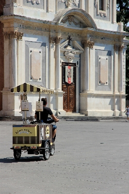 Foto Jalan roda tiga kota es