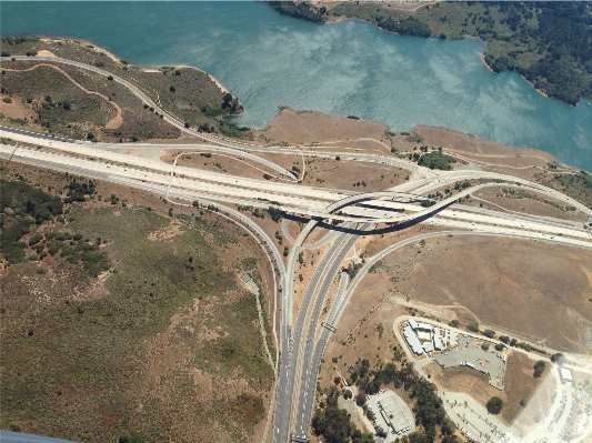 Foto água estrada ponte cruzando