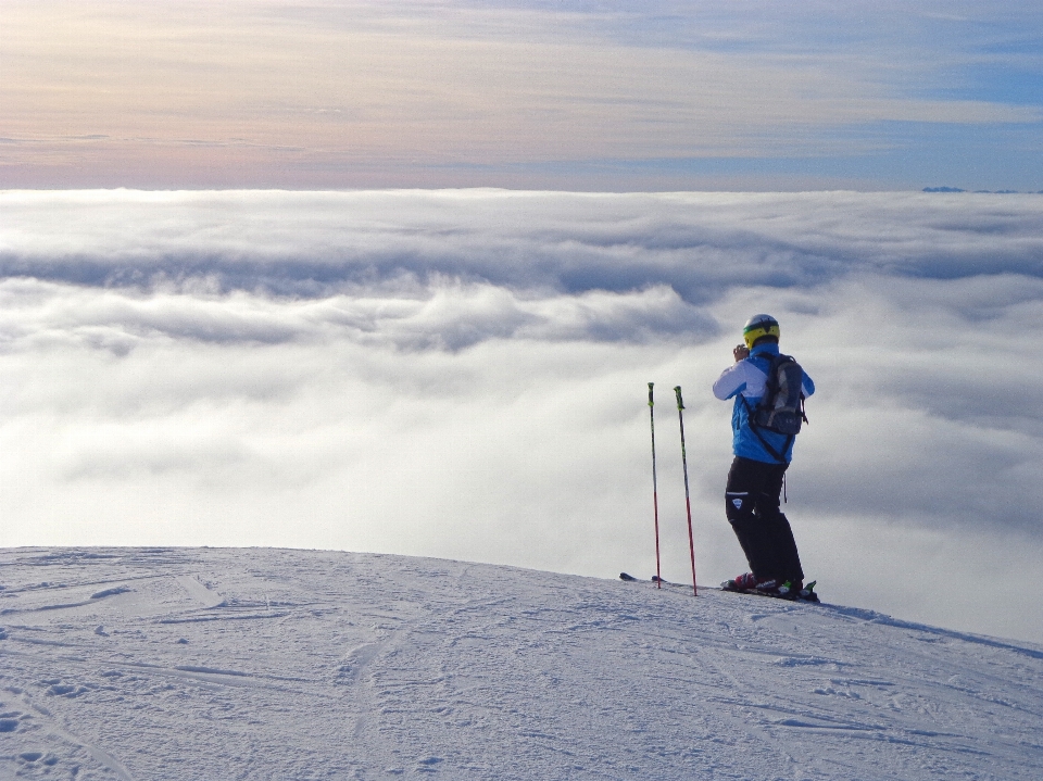 Montagna nevicare inverno traccia