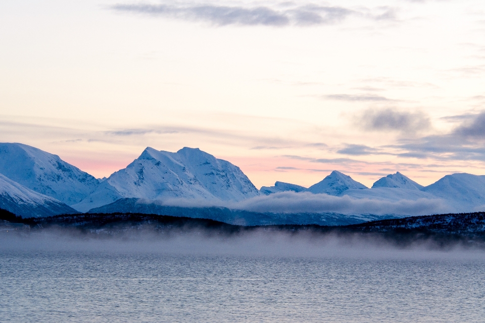 Landschaft meer berg schnee