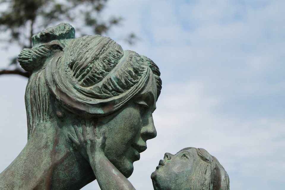 Monumento estatua niño dos