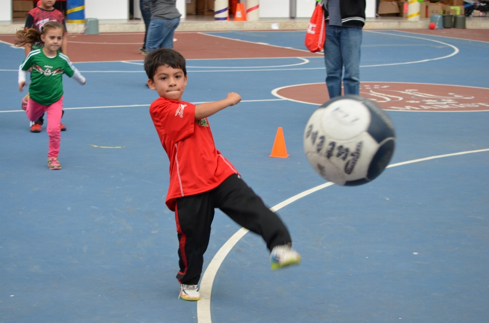 Garçon enfant football enfants