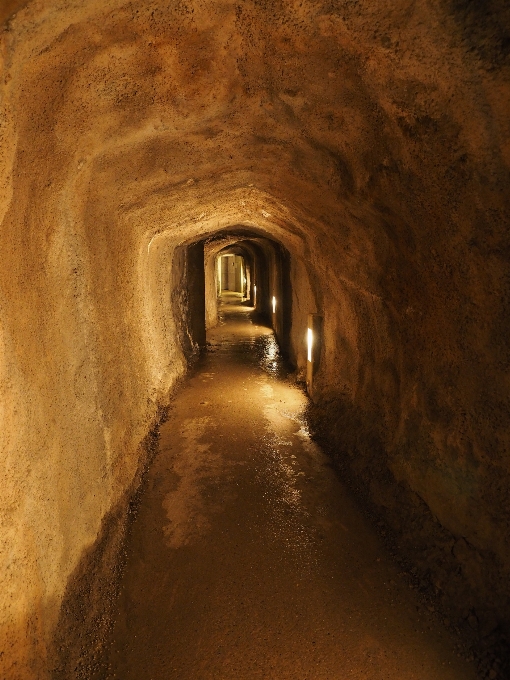 Tunnel formation underground arch