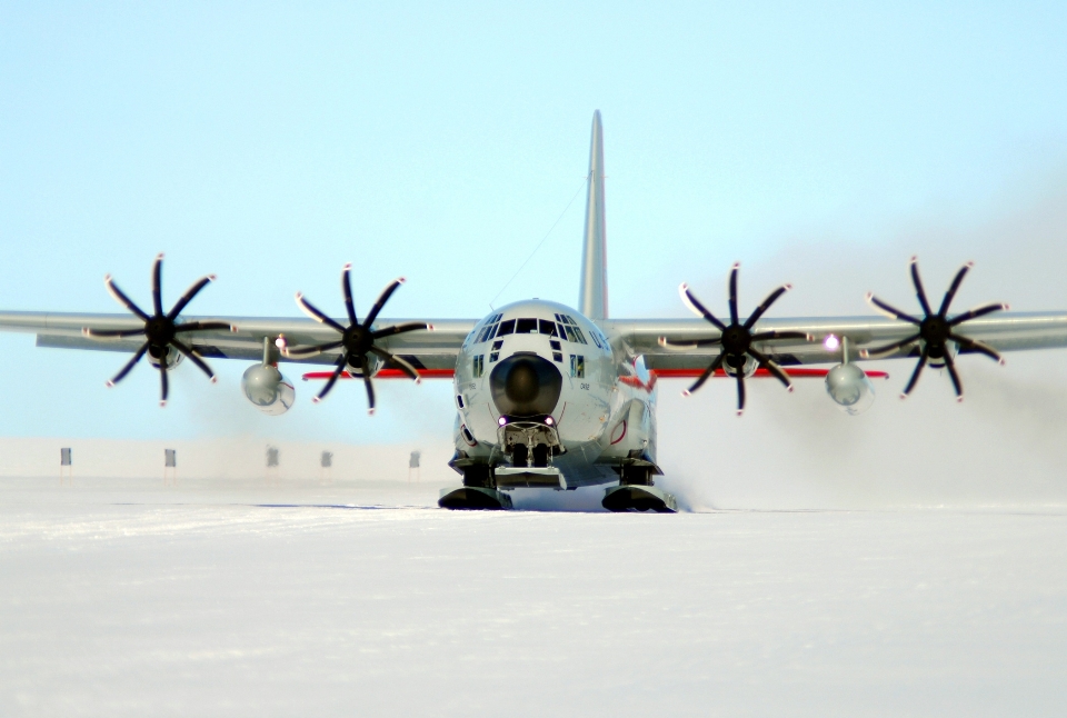 Schnee flugzeug militär fahrzeug