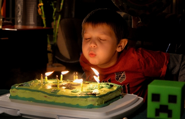 Foto Anak laki-laki makanan kue