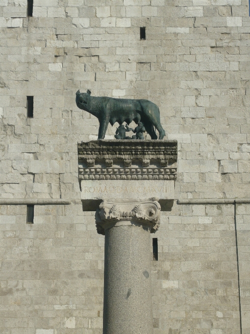 Madera muro monumento estatua