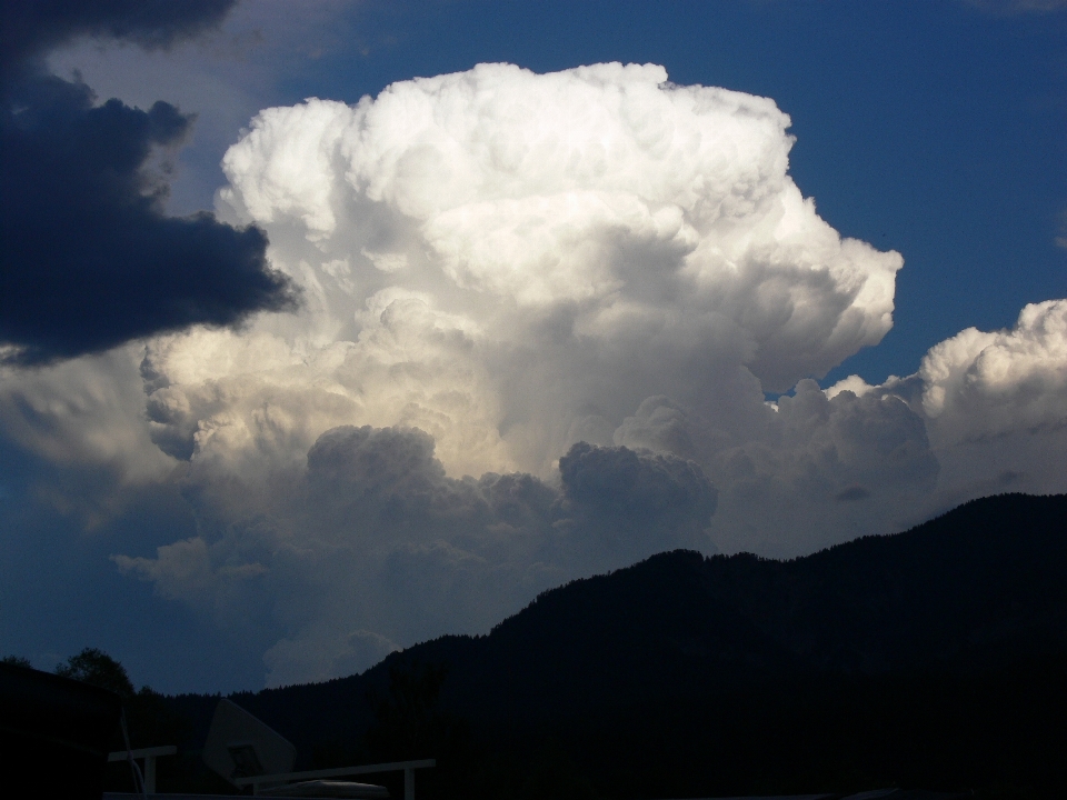 Gunung awan langit putih