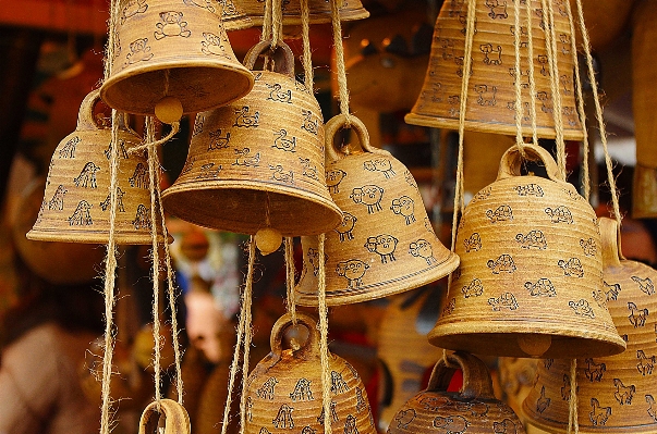 Foto Campana marrone strumento musicale della chiesa
