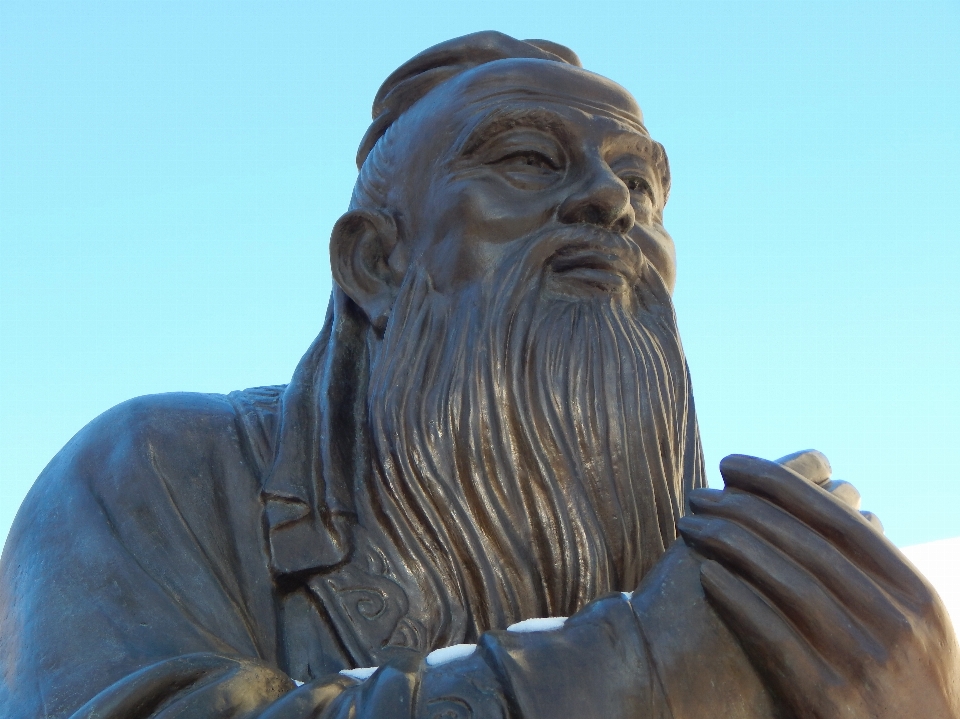 Hombre monumento asiático estatua