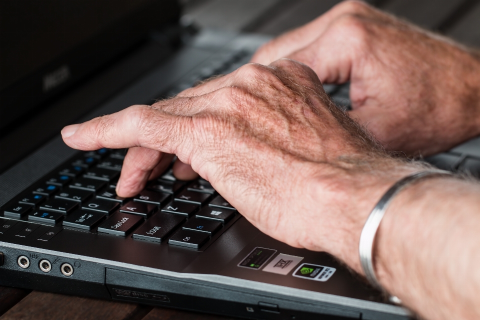 Laptop tangan mengetik bekerja