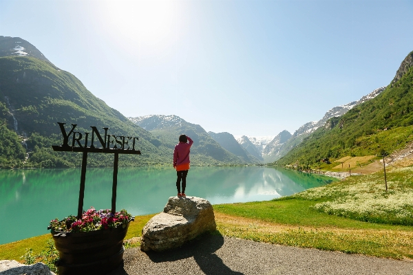 Foto A piedi montagna collina lago