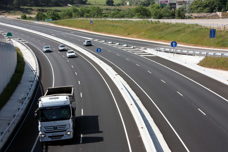 Camino tráfico auto carretera