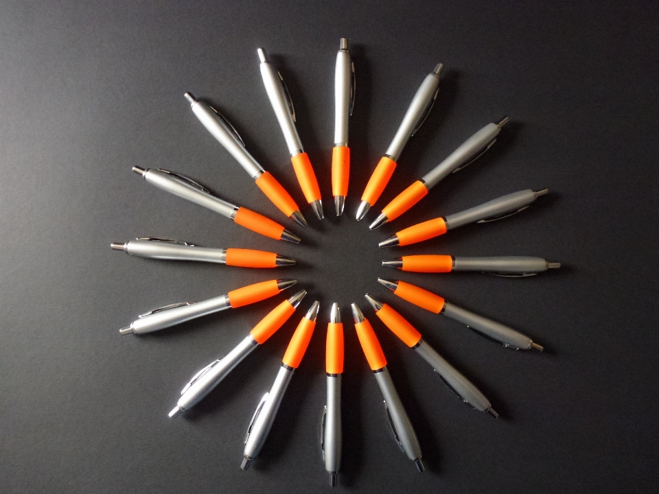 Light flower pen orange