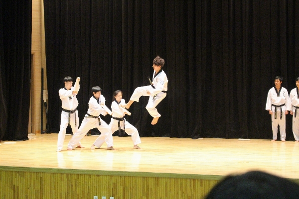 スポーツ ジャンプ ダンス 見せる 写真