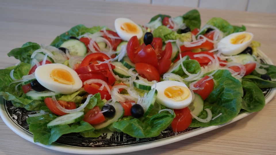 Piring makanan salad hijau