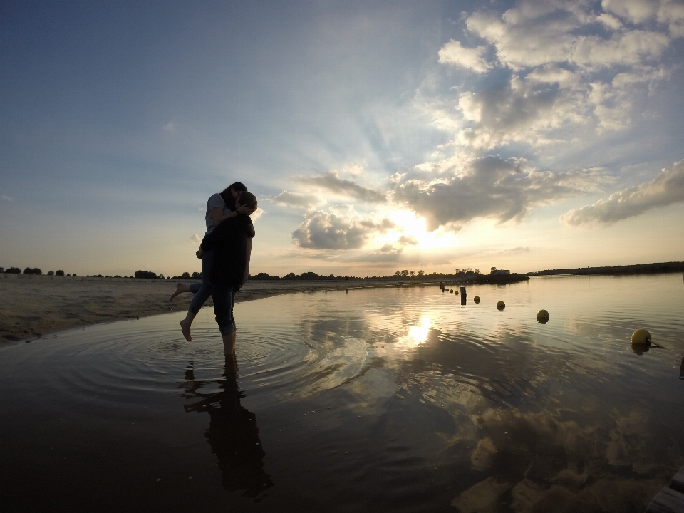 Człowiek plaża morze wybrzeże