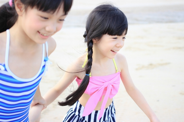 Foto Pantai orang gadis riang
