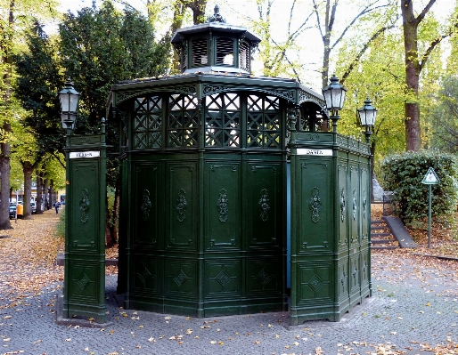 Photo Bâtiment parc métal toilettes