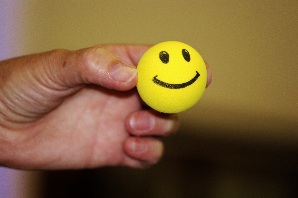 Hand gelb ball smiley