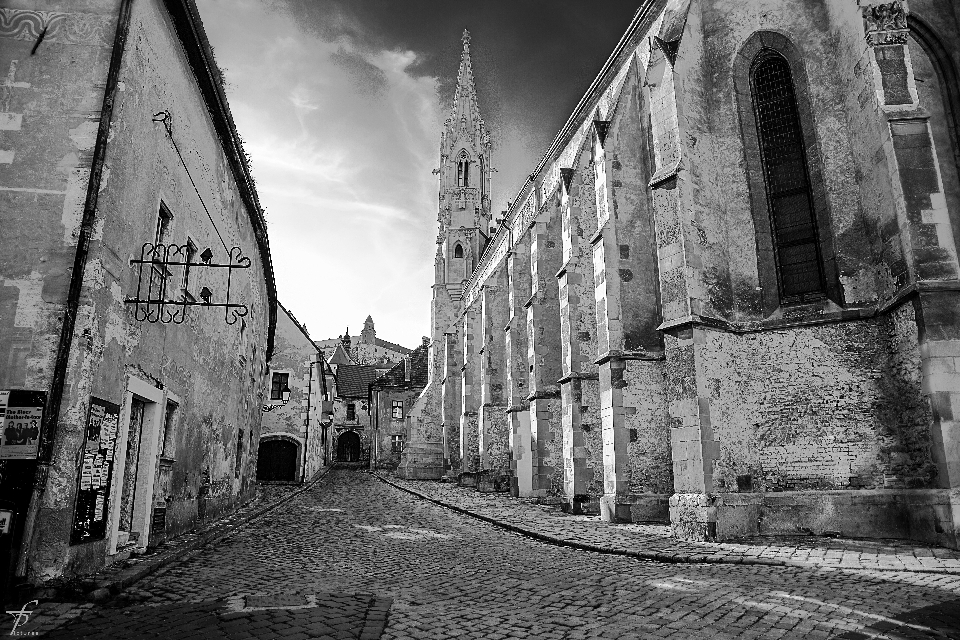 En blanco y negro
 arquitectura cielo camino