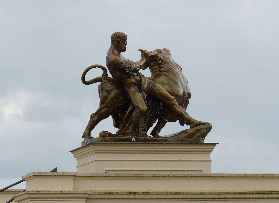 Foto Pria monumen patung logam