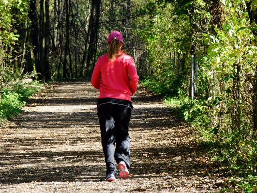 Foto Alam hutan sedang berjalan gadis